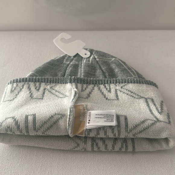 NWT Michael Kors Gray and White Beanie with rolled up cuff and MK. - Picture 4 of 4